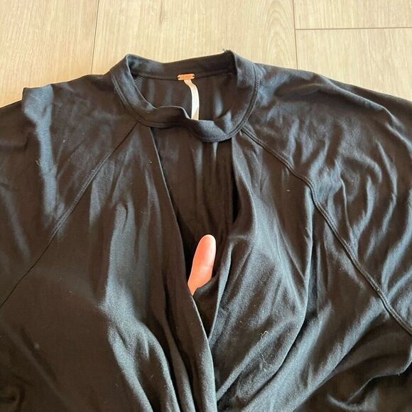 Free People Short Sleeve Open V Neck Top Women's Black Ruffle Knot Waist size m - Picture 2 of 7